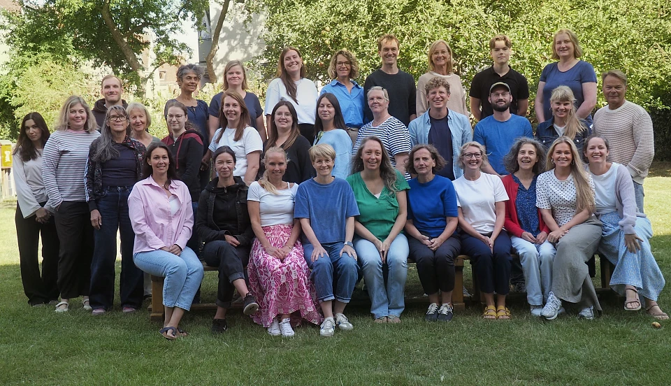Gruppenfoto von allen an der Schule arbeitenden Kollegen und Kolleginnen.
