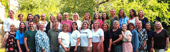Gruppenfoto von allen an der Schule arbeitenden Kollegen und Kolleginnen.