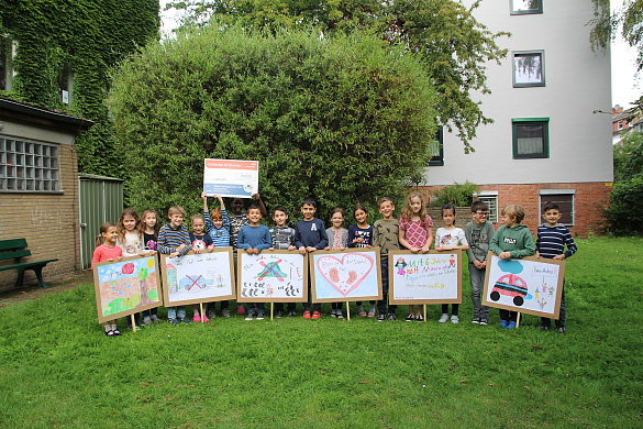 Die Klasse 3c mit Plakaten zum Thema zu Fuß zur Schule.