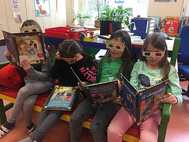 Vier Kinder die lesen.