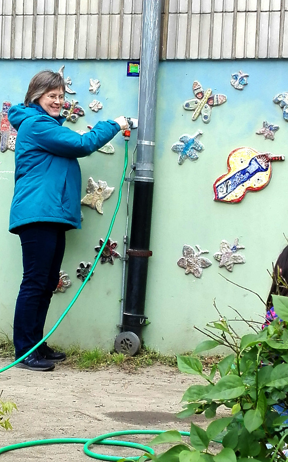 Eine Lehrkraft die mithilft beim Projekt.