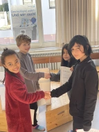 Bild von Schülern bei den Juniorwahlen.