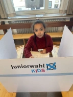 Eine Schülerin bei der Juniorwahl Kids.