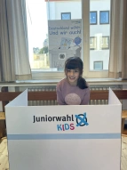 Eine Schülerin bei der Juniorwahl Kids.