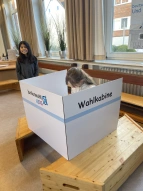 Eine Schülerin in der Wahlkabine bei den Juniorwahlen Kids.