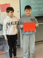 Zwei Schüler welche die Wahlergebnisse vorlesen bei den Juniorwahlen Kids.