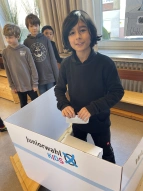 Ein Schüler bei der Wahl bei den Juniorwahlen Kids.