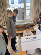 SchülerInnen bei der Juniorwahl.