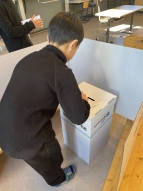 Ein Schüler bei der Wahl bei den Juniorwahlen Kids.
